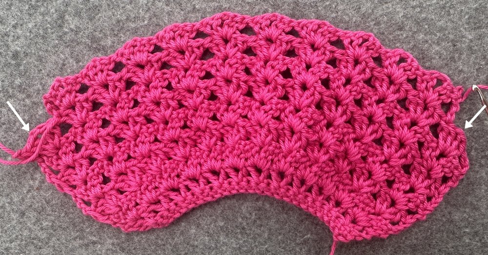 Blog-Inhaltsbild für 'Überrock oder Cape für kleine Puppen häkeln  – kostenlose Häkelanleitung'