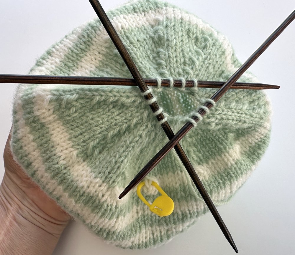 Blog-Inhaltsbild für 'Strickanleitung Babymützen in zeitlosem Design'