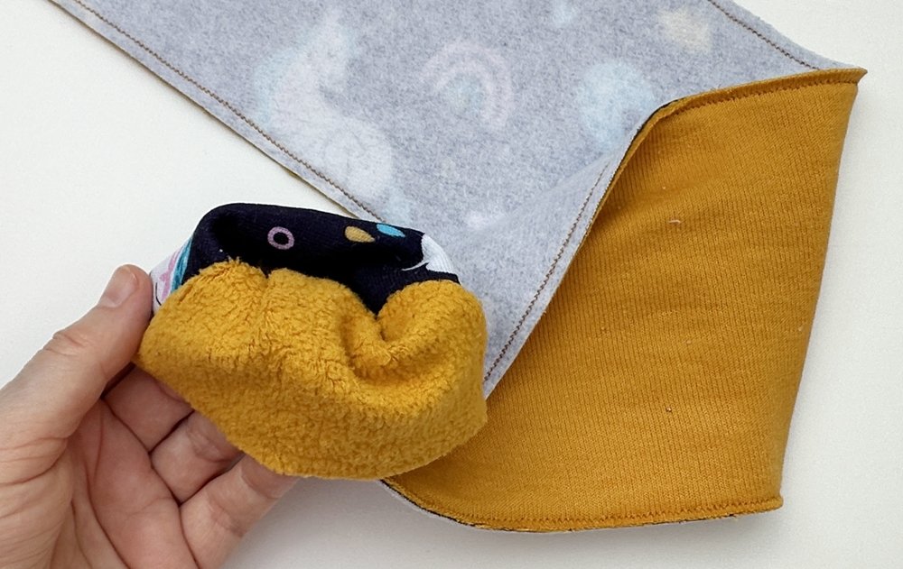 Blog-Inhaltsbild für 'Modernes Knoten-Stirnband in 2 Varianten nähen – Ratzfatz fertig'
