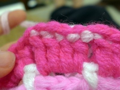 Blog-Inhaltsbild für 'Gratis Häkelanleitung: Buntes Sitzkissen für Kinder'