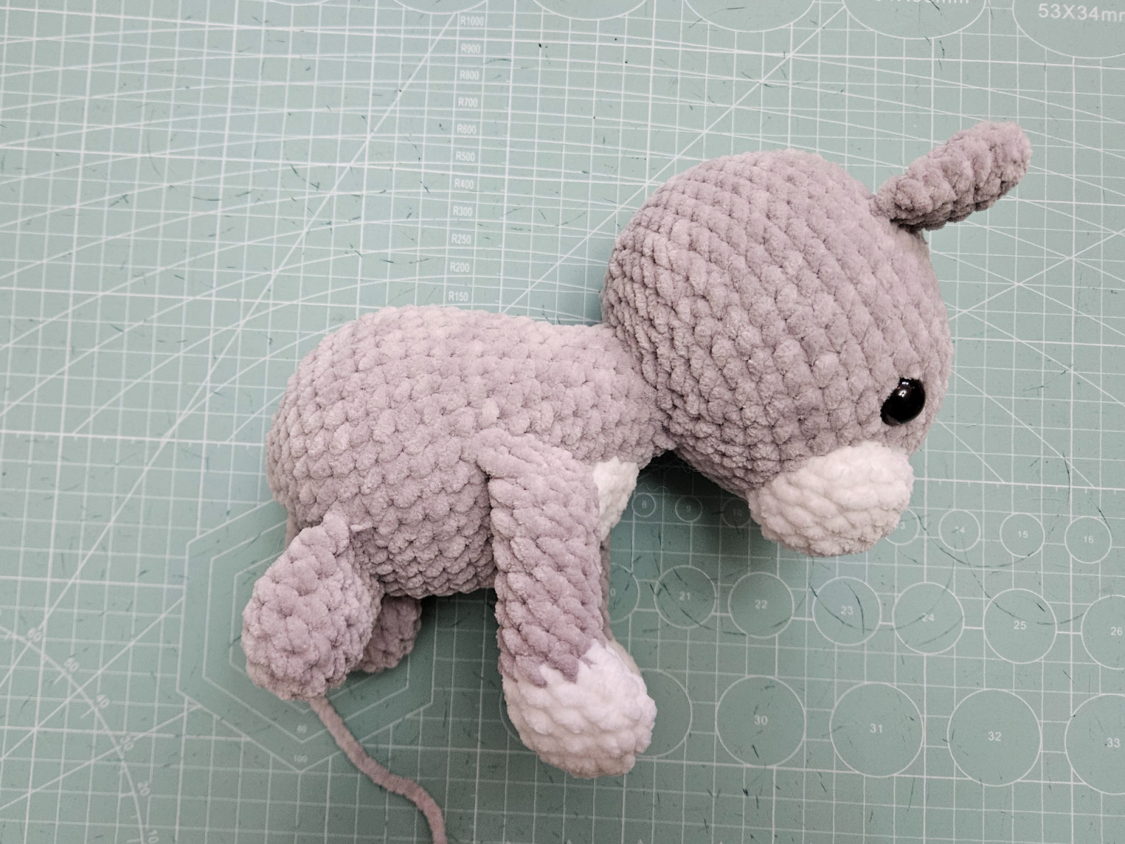 Blog-Inhaltsbild für 'Kostenlose Häkelanleitung kleine Katze aus Chenille-Garn'