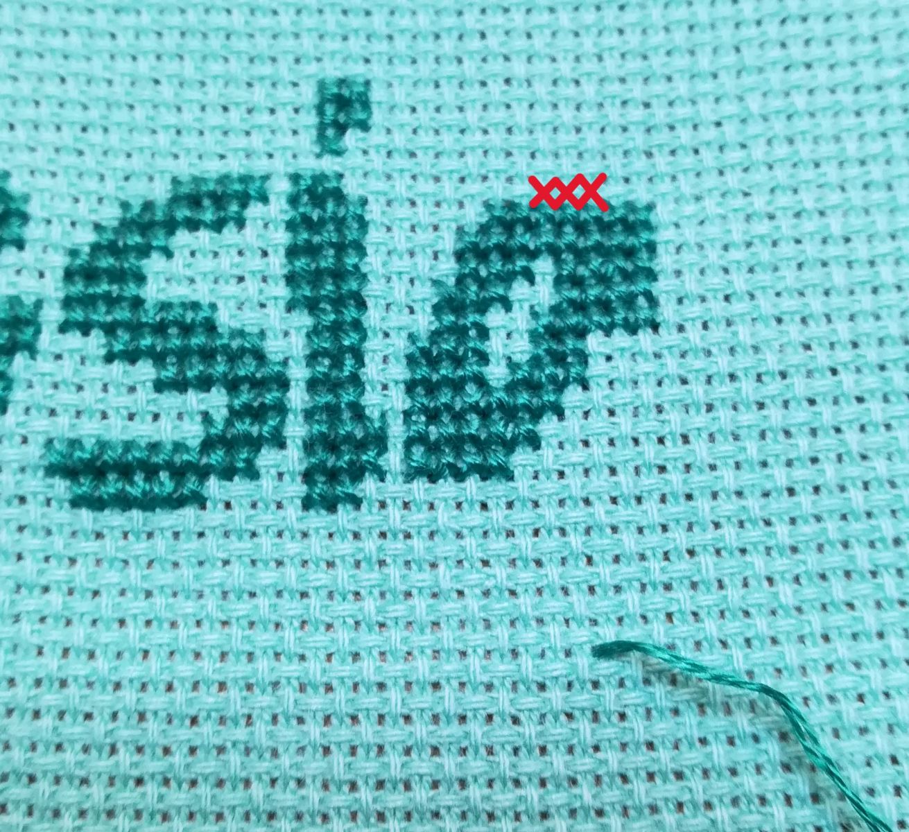 Blog-Inhaltsbild für 'Besticke mit mir ein Lätzchen und lerne dabei den Kreuzstich - Tutorial für Anfänger*innen inkl gratis Stickvorlage "Food Designer" und  "Designerin"'