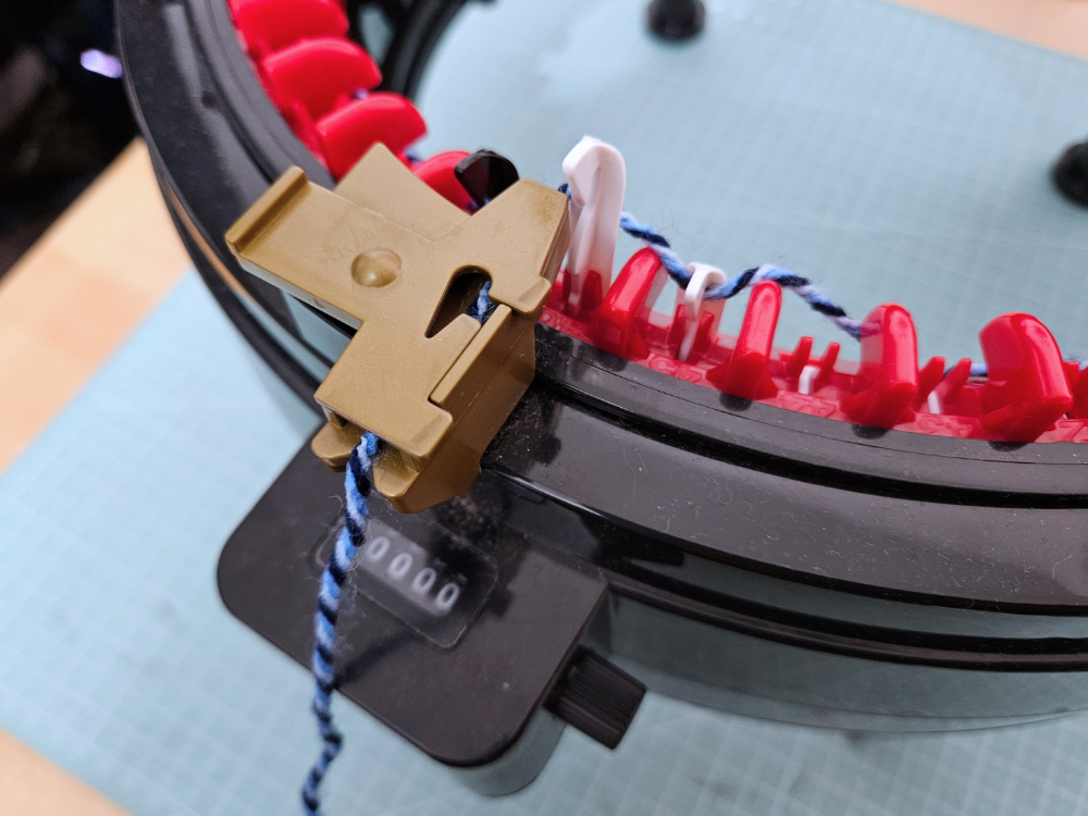 Blog-Inhaltsbild für 'Strickmühlen Praxisguide #2: Erste Projekte (Beanie & Loop)'