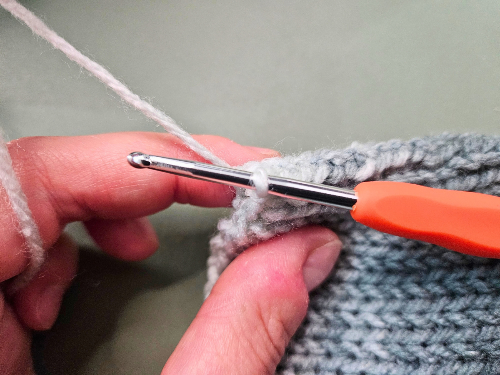 Blog-Inhaltsbild für 'Armstulpen mit Daumenloch auf der Addi Express Kingsize stricken'