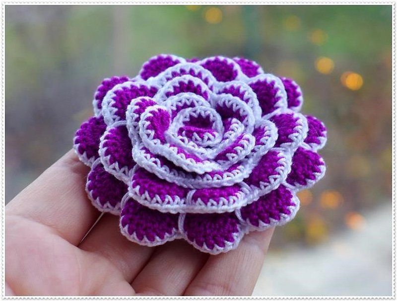 Blog-Inhaltsbild für 'Kostenlose Häkelanleitung: 3D-Blüten mit und ohne Perlen häkeln'