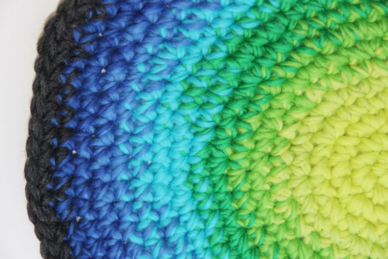 Blog-Inhaltsbild für 'Gefilztes rundes Sitzkissen aus Wollresten'