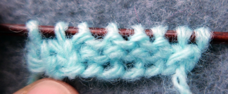 Blog-Inhaltsbild für 'Schal und Mütze für kleine Modepuppen - Kostenlose Strickanleitung'