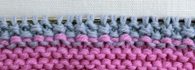 Blog-Inhaltsbild für 'Die weichste Babydecke der Welt im Mustermix - Kostenlose Strickanleitung'