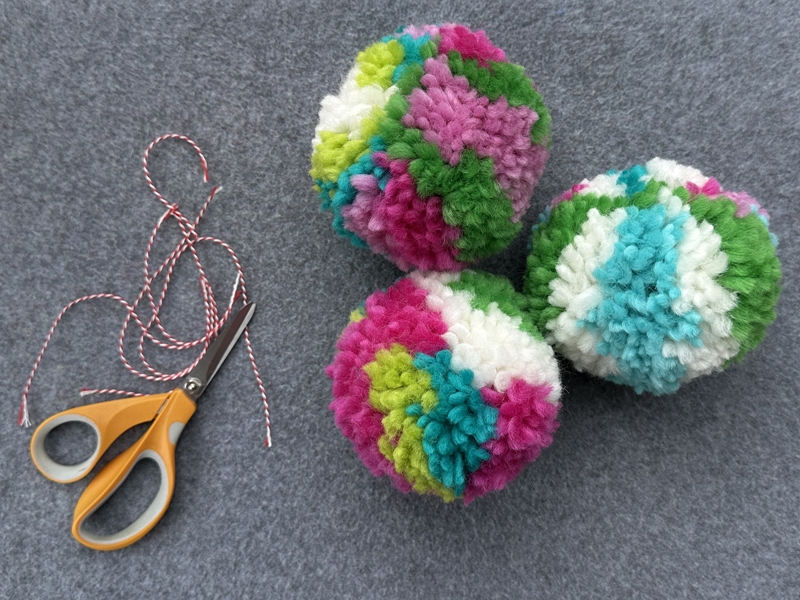 Blog-Inhaltsbild für 'Basteln mit Kindern: Spielbälle aus Filzwollresten fertigen'