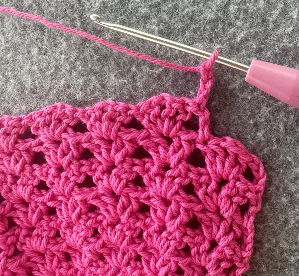 Blog-Inhaltsbild für 'Überrock oder Cape für kleine Puppen häkeln  – kostenlose Häkelanleitung'