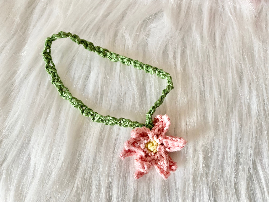 Blog-Inhaltsbild für 'Blumenmädchen Noemi trifft Biene Bea, kostenlose Häkelanleitung von Wolldiamant'