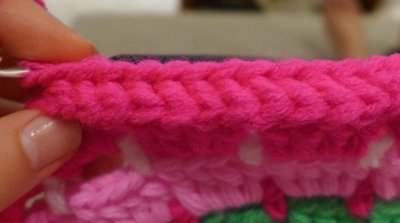 Blog-Inhaltsbild für 'Gratis Häkelanleitung: Buntes Sitzkissen für Kinder'