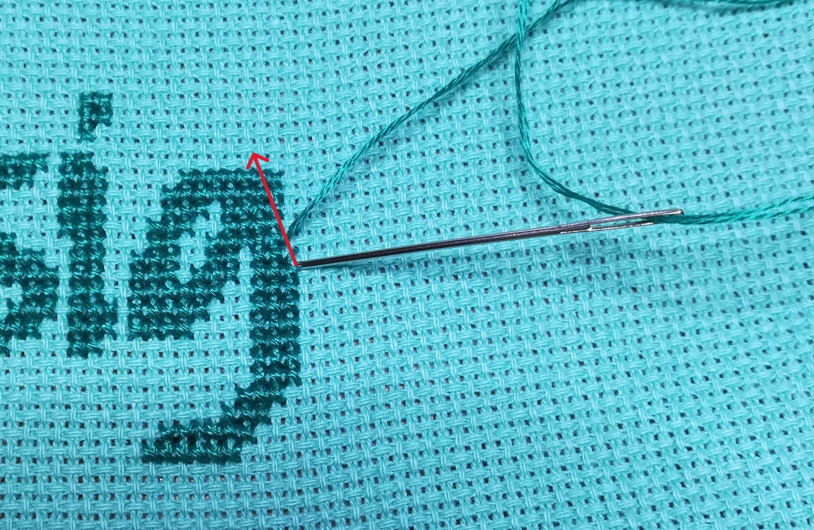 Blog-Inhaltsbild für 'Besticke mit mir ein Lätzchen und lerne dabei den Kreuzstich - Tutorial für Anfänger*innen inkl gratis Stickvorlage "Food Designer" und  "Designerin"'