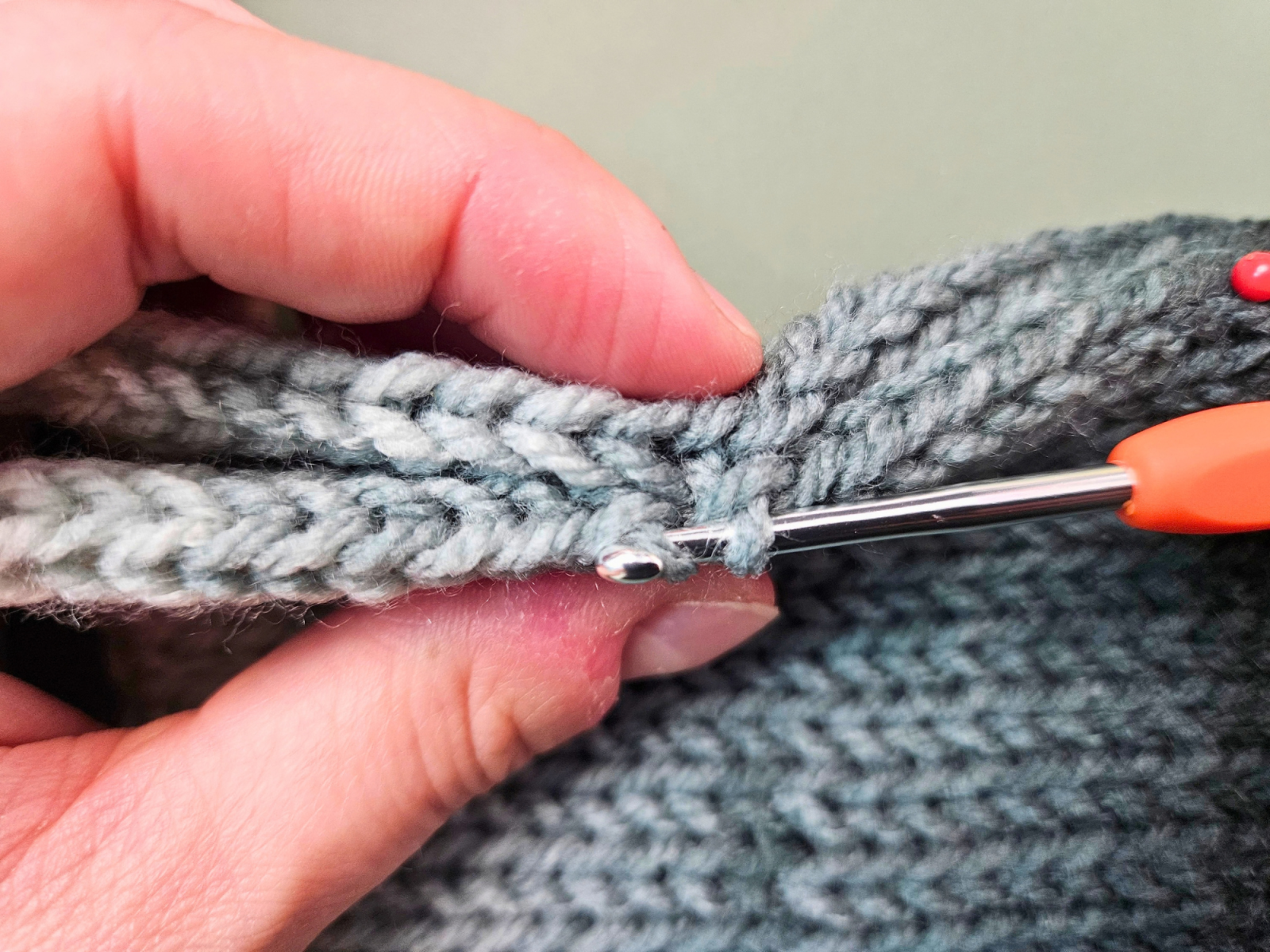 Blog-Inhaltsbild für 'Armstulpen mit Daumenloch auf der Addi Express Kingsize stricken'