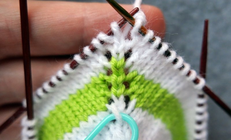 Blog-Inhaltsbild für 'Oversized-Minikleidchen für kleine Puppen - Kostenlose Strickanleitung'