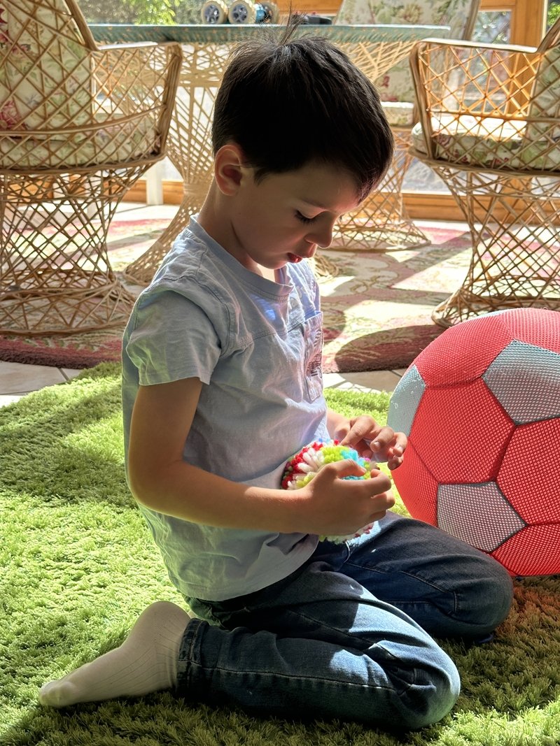 Blog-Inhaltsbild für 'Basteln mit Kindern: Spielbälle aus Filzwollresten fertigen'