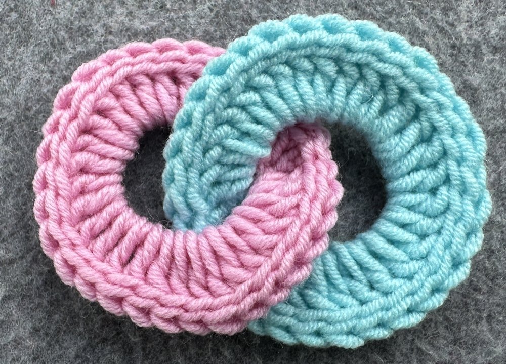 Blog-Inhaltsbild für 'Schlüsselanhänger aus Wollresten - Häkelanleitung auch für Häkelanfänger'