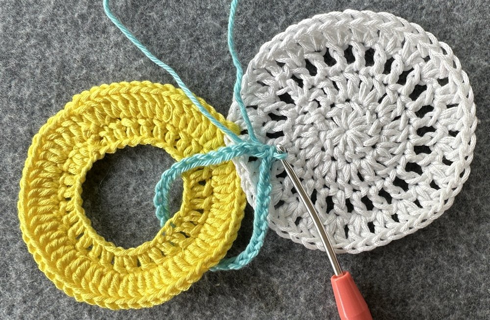 Blog-Inhaltsbild für 'Dekorativer Anhänger aus bunten Garnresten - Kostenlose Häkelanleitung'