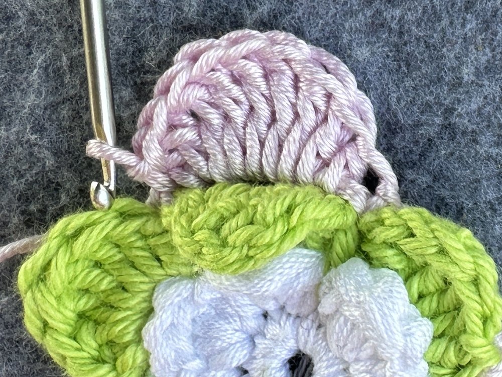 Blog-Inhaltsbild für '3D-Blüte - Schnell aus Garnresten gehäkelt'