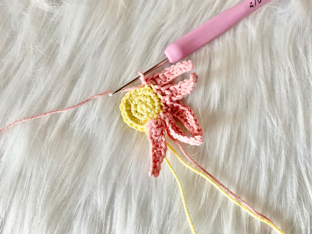 Blog-Inhaltsbild für 'Blumenmädchen Noemi trifft Biene Bea, kostenlose Häkelanleitung von Wolldiamant'