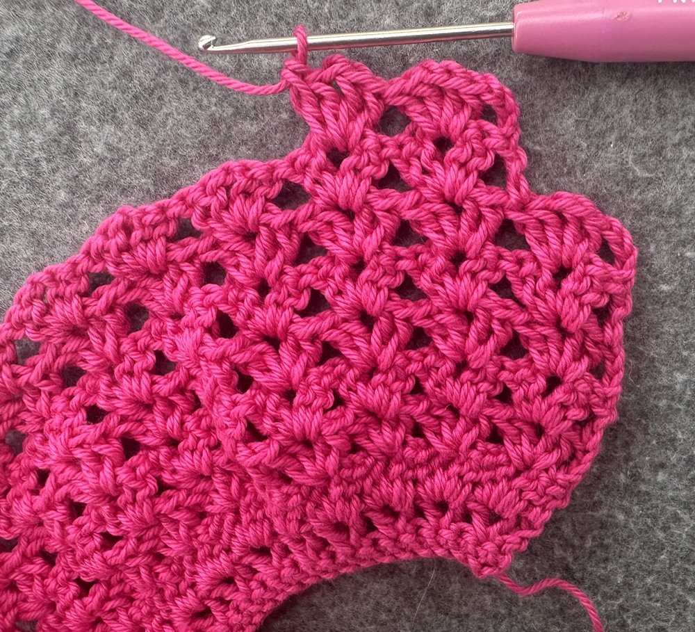 Blog-Inhaltsbild für 'Überrock oder Cape für kleine Puppen häkeln  – kostenlose Häkelanleitung'