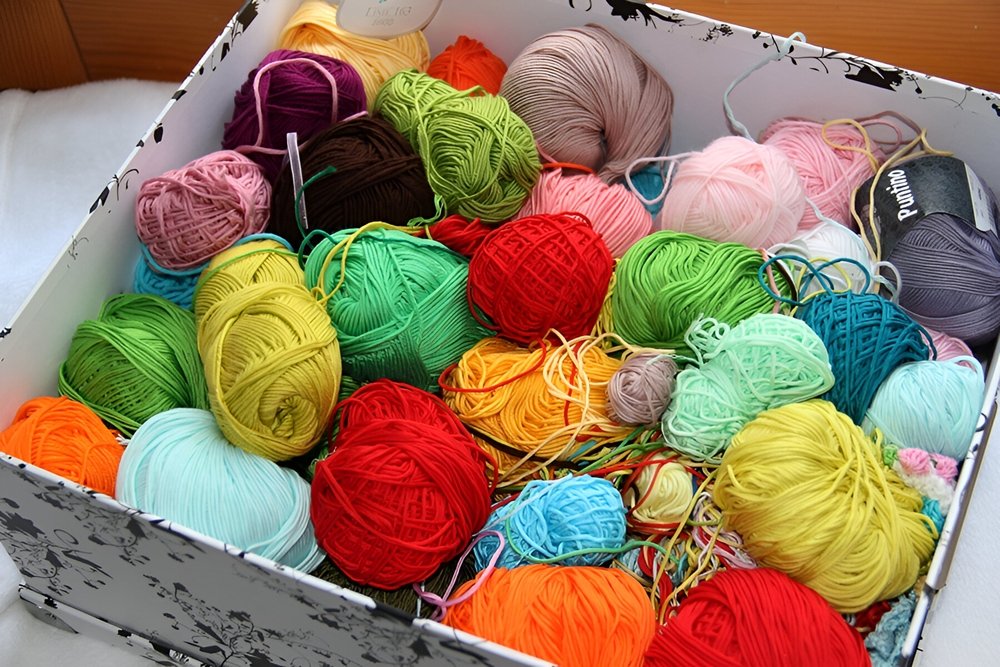 Blog-Inhaltsbild für 'Wollreste - Ideen und Anregungen + Gratis Häkelanleitung für ein Windlicht'