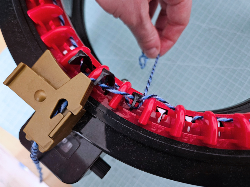 Blog-Inhaltsbild für 'Strickmühlen Praxisguide #2: Erste Projekte (Beanie & Loop)'