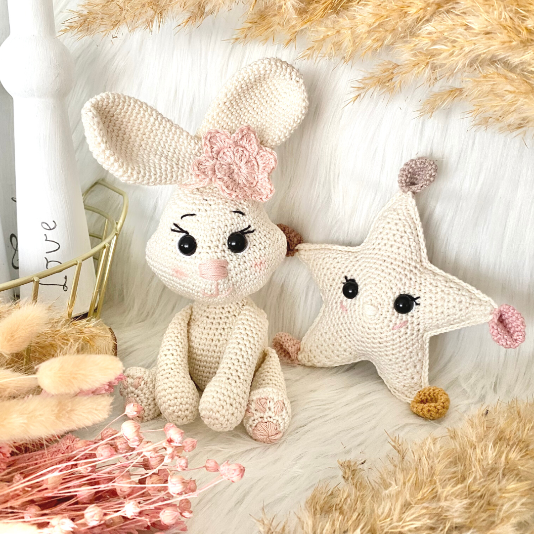 Blog-Inhaltsbild für 'Hasenmädchen Lola, kostenlose Häkelanleitung von Wolldiamant'