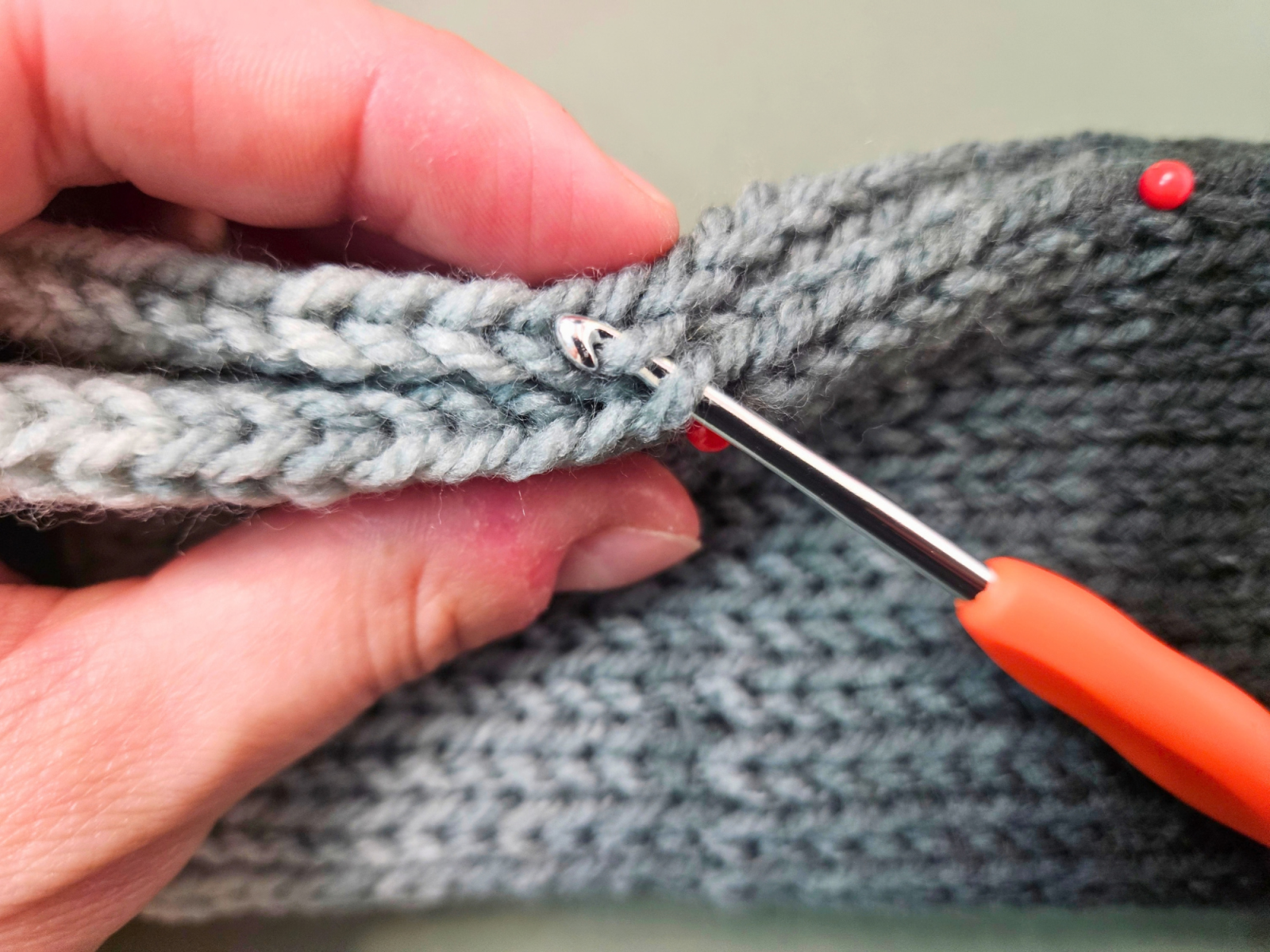 Blog-Inhaltsbild für 'Armstulpen mit Daumenloch auf der Addi Express Kingsize stricken'