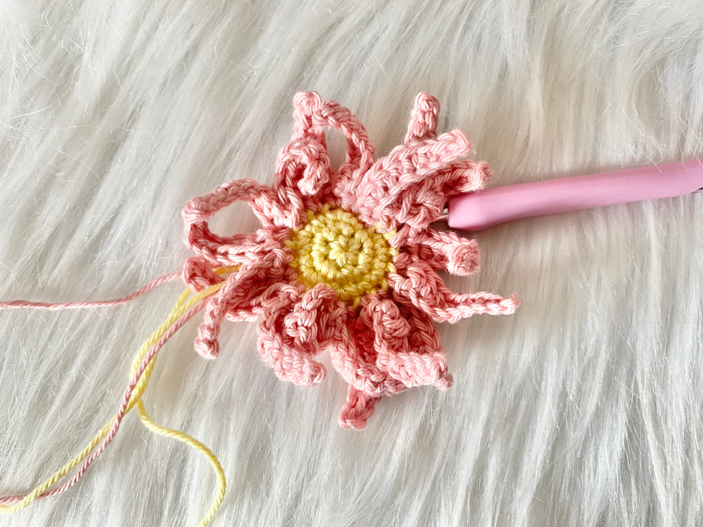 Blog-Inhaltsbild für 'Blumenmädchen Noemi trifft Biene Bea, kostenlose Häkelanleitung von Wolldiamant'