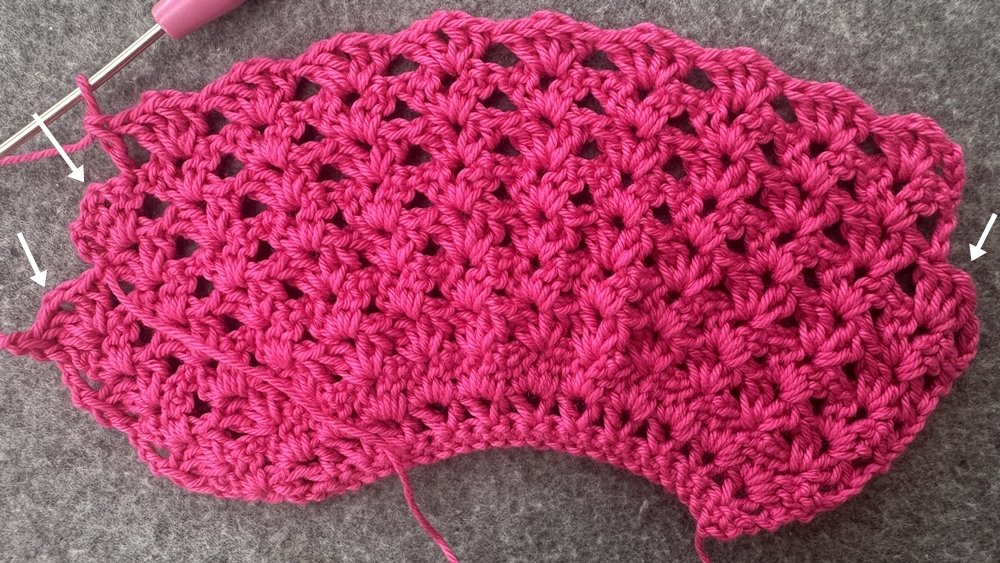 Blog-Inhaltsbild für 'Überrock oder Cape für kleine Puppen häkeln  – kostenlose Häkelanleitung'