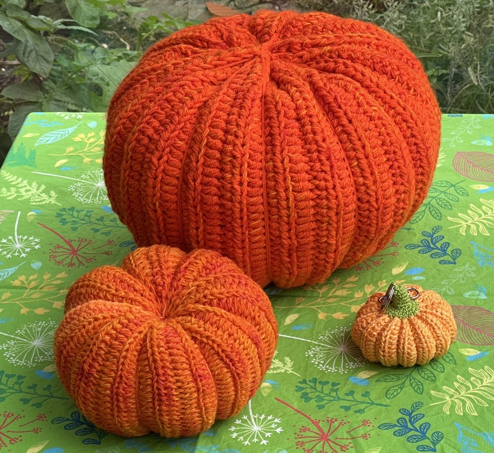 Blog-Inhaltsbild für 'Gehäkelte große Kürbisse als Dekoration'
