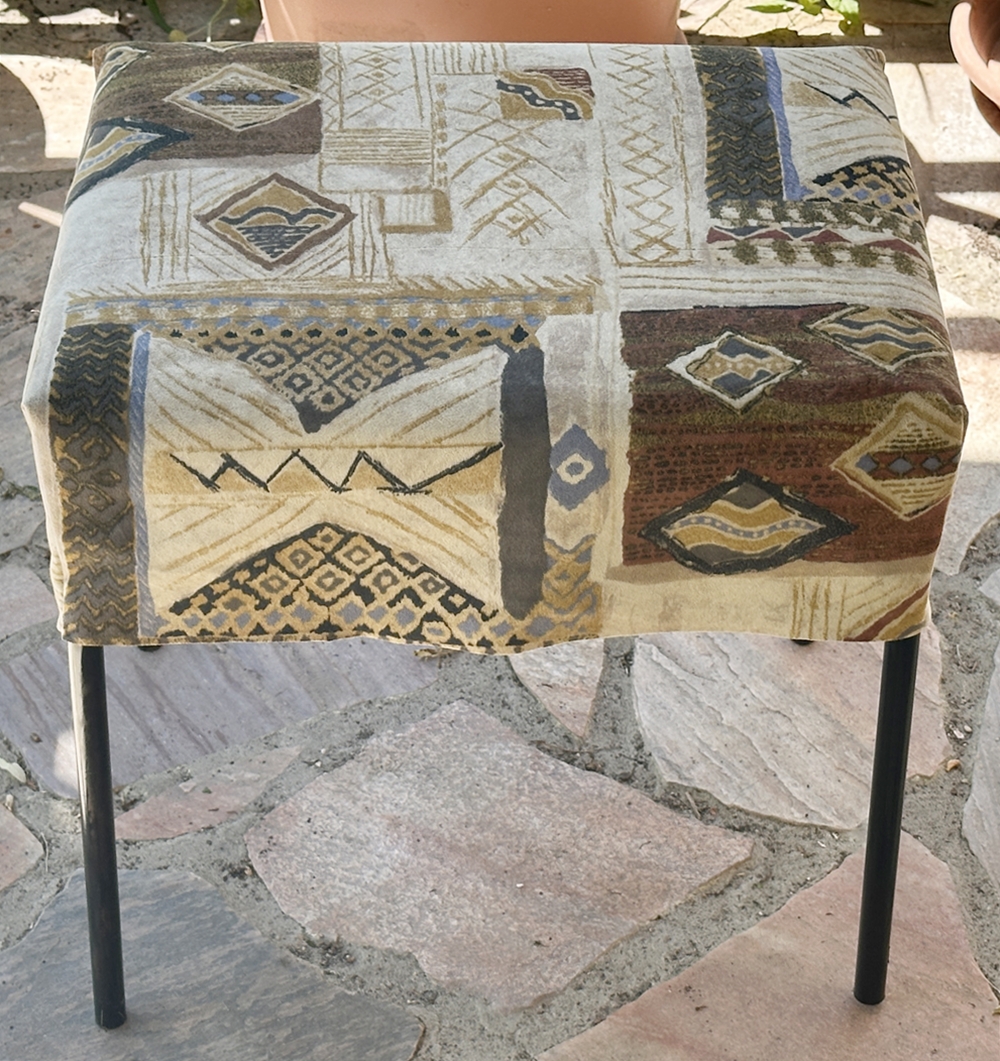 Blog-Inhaltsbild für 'DIY-Projekt: Vintage-Hocker aufhübschen'