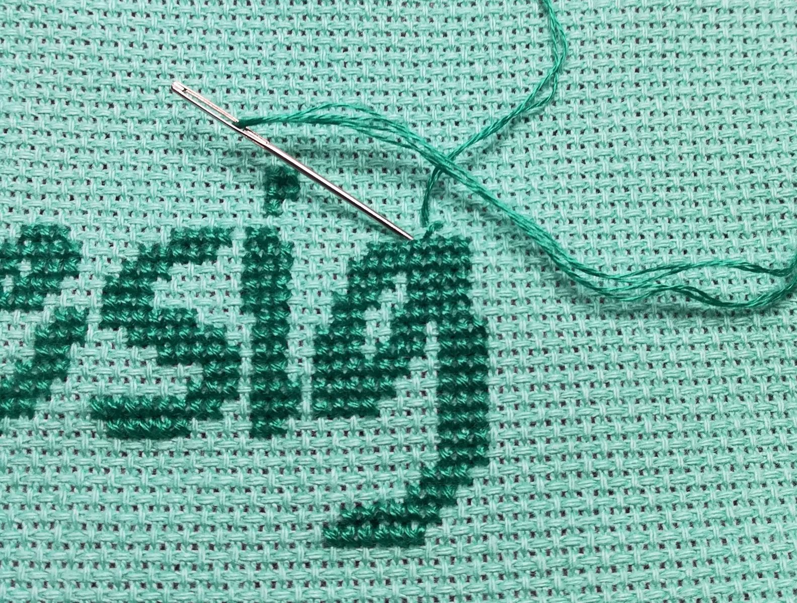 Blog-Inhaltsbild für 'Besticke mit mir ein Lätzchen und lerne dabei den Kreuzstich - Tutorial für Anfänger*innen inkl gratis Stickvorlage "Food Designer" und "Designerin"'