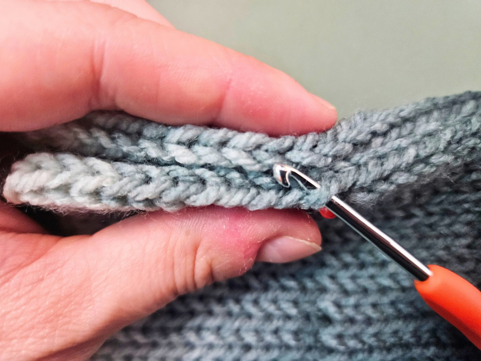 Blog-Inhaltsbild für 'Armstulpen mit Daumenloch auf der Addi Express Kingsize stricken'