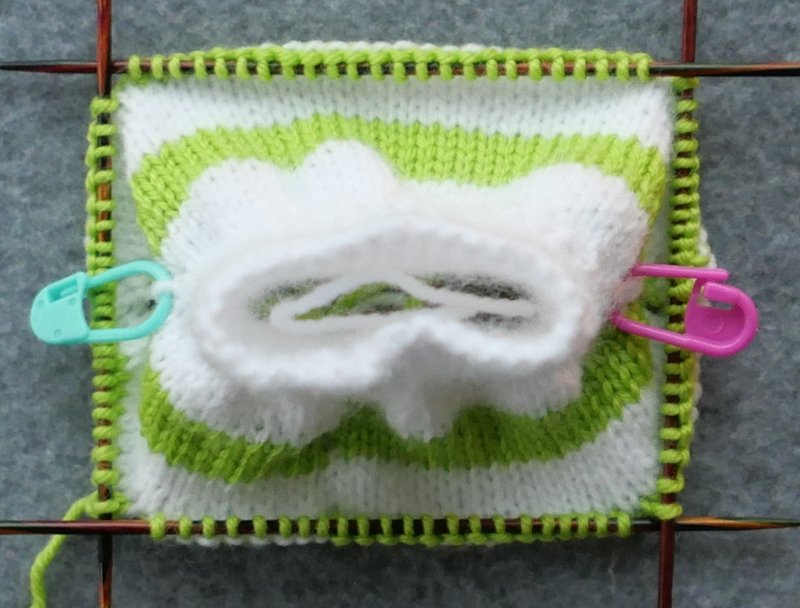 Blog-Inhaltsbild für 'Oversized-Minikleidchen für kleine Puppen - Kostenlose Strickanleitung'