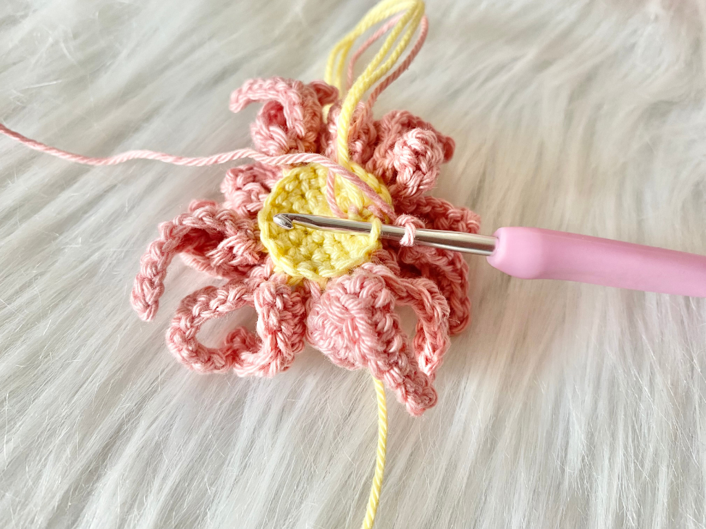 Blog-Inhaltsbild für 'Blumenmädchen Noemi trifft Biene Bea, kostenlose Häkelanleitung von Wolldiamant'