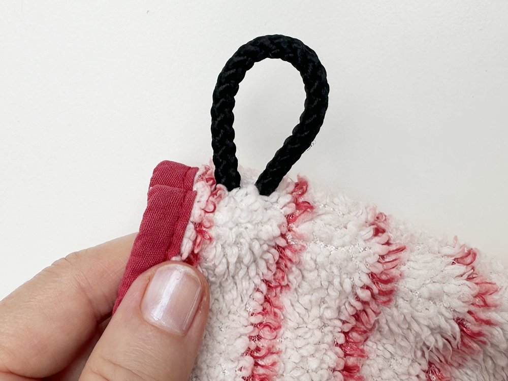Blog-Inhaltsbild für 'Aus Alt mach Neu: Waschhandschuhe aus altem Bademantel nähen'