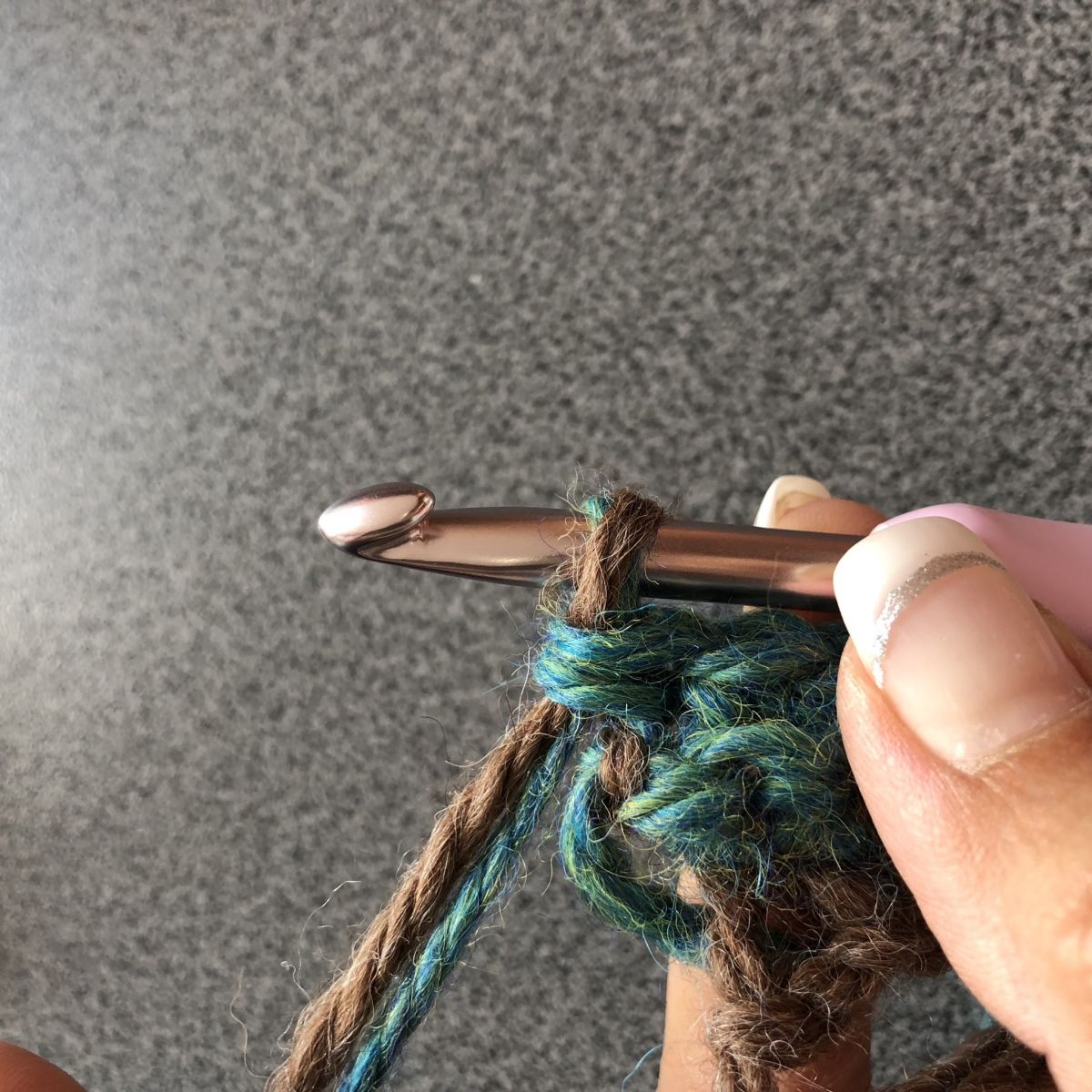 Blog-Inhaltsbild für 'Einfache Handstulpen im Rippchenmuster häkeln ohne lästiges Fädenvernähen'