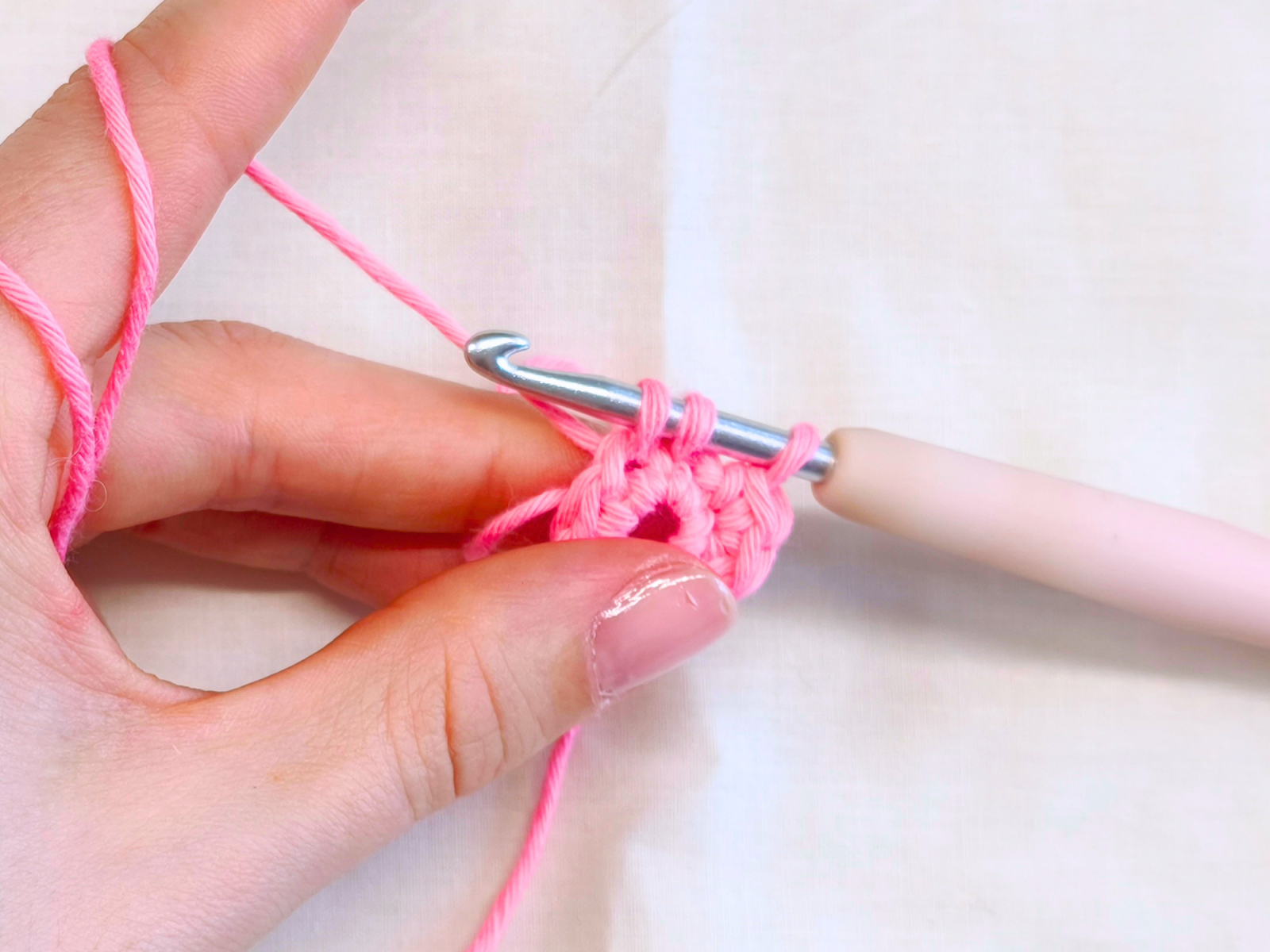 Blog-Inhaltsbild für 'Amigurumis häkeln lernen - Die wichtigsten Maschenarten für Anfänger erklärt'