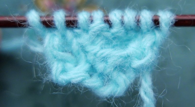 Blog-Inhaltsbild für 'Schal und Mütze für kleine Modepuppen - Kostenlose Strickanleitung'