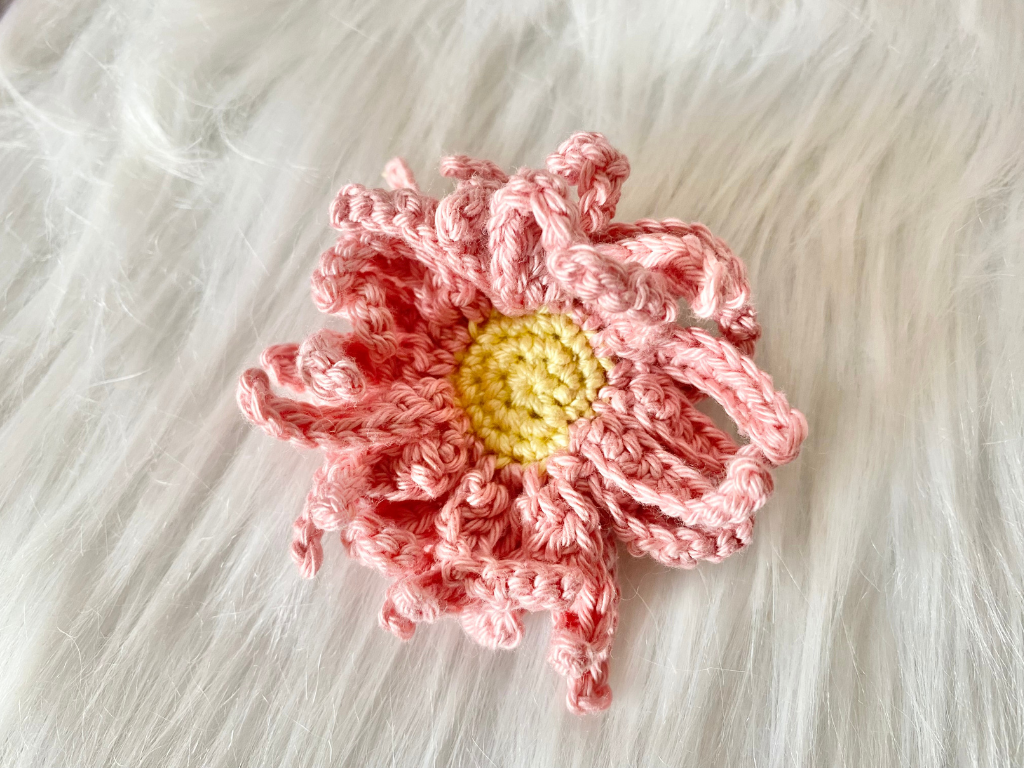 Blog-Inhaltsbild für 'Blumenmädchen Noemi trifft Biene Bea, kostenlose Häkelanleitung von Wolldiamant'