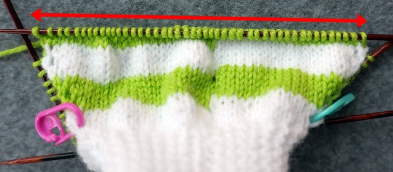 Blog-Inhaltsbild für 'Oversized-Minikleidchen für kleine Puppen - Kostenlose Strickanleitung'