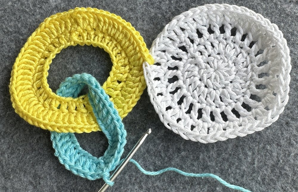 Blog-Inhaltsbild für 'Dekorativer Anhänger aus bunten Garnresten - Kostenlose Häkelanleitung'