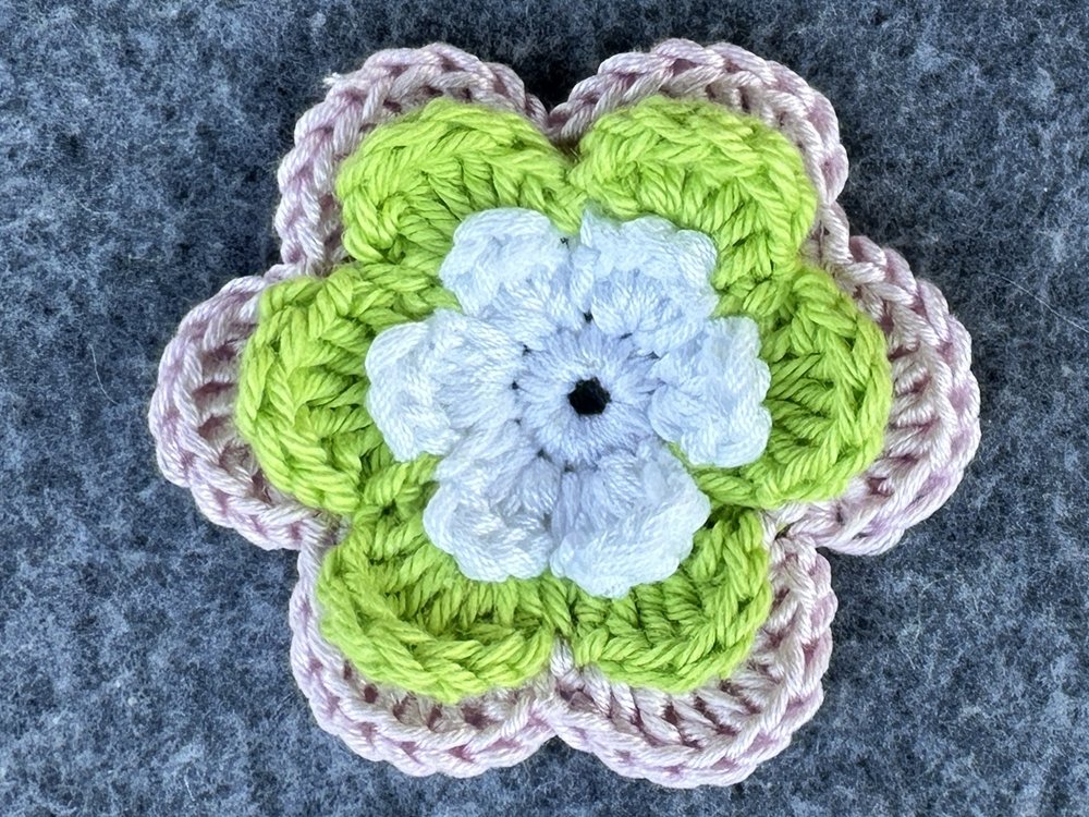 Blog-Inhaltsbild für '3D-Blüte - Schnell aus Garnresten gehäkelt'