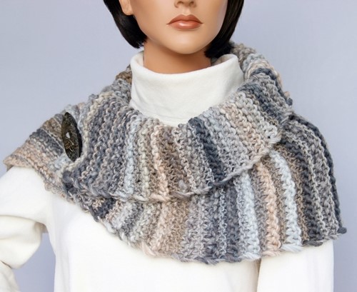 Blog-Inhaltsbild für 'Kostenlose Strickanleitung für Anfänger: Schalkragen 1 x fix gestrickt + 3 x anders raffiniert tragbar!'