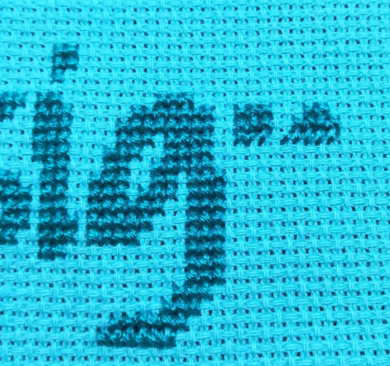 Blog-Inhaltsbild für 'Besticke mit mir ein Lätzchen und lerne dabei den Kreuzstich - Tutorial für Anfänger*innen inkl gratis Stickvorlage "Food Designer" und  "Designerin"'