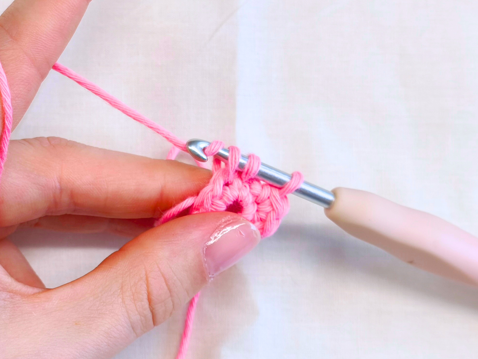 Blog-Inhaltsbild für 'Amigurumis häkeln lernen - Die wichtigsten Maschenarten für Anfänger erklärt'