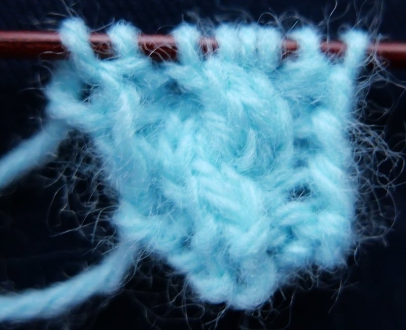 Blog-Inhaltsbild für 'Schal und Mütze für kleine Modepuppen - Kostenlose Strickanleitung'