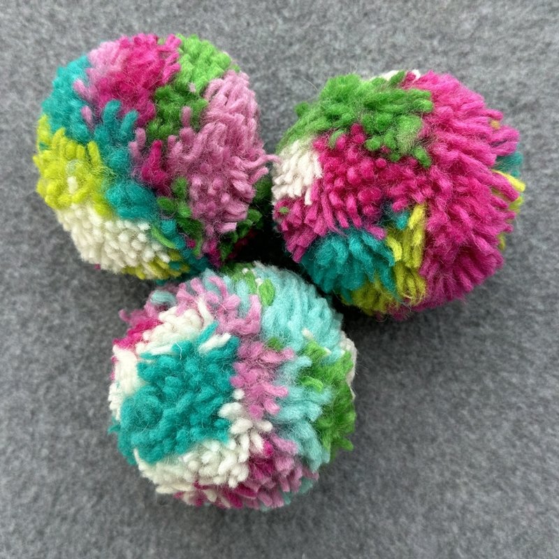 Blog-Inhaltsbild für 'Basteln mit Kindern: Spielbälle aus Filzwollresten fertigen'